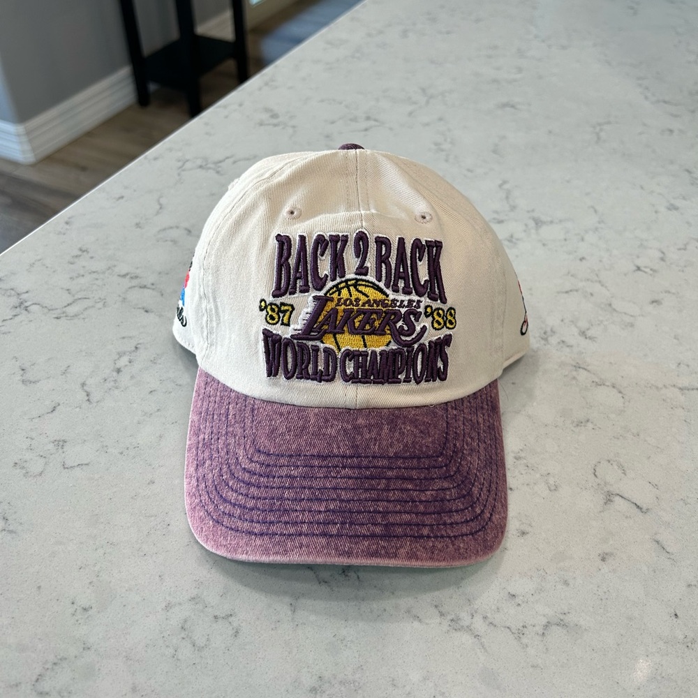 Mitchell & Ness Lakers championship hat